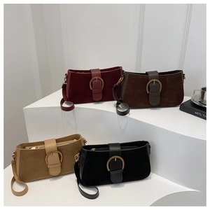 Detailansicht vintage matter Umhängetaschen in den Farben Burgunder, Braun, Beige und Schwarz