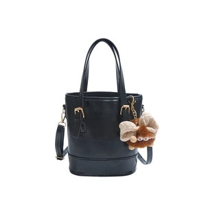 Sac seau chic en simili cuir noir avec poignées et breloque peluche monstre rigolote