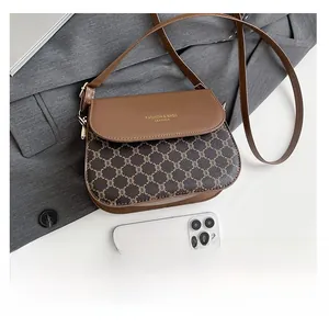 Vue détaillée du sac besace marron et comparaison de taille avec un smartphone blanc