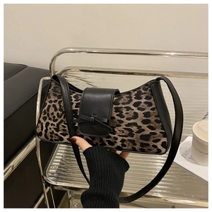 Detail der Baguette-Tasche mit Leopardenmuster, Lederklappe und Schleifendecke