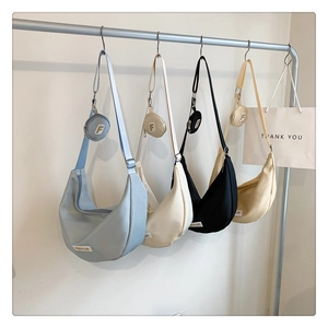 Grands sacs hobo multicolores avec porte-monnaie ronds et bandoulières réglables