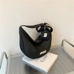 Grand sac bandoulière croissant en nylon noir avec petit porte-monnaie rond