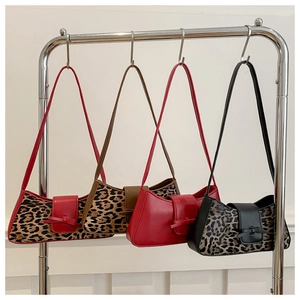 Detailansicht der Halbmond-Taschen mit Leopardenmuster, Rot und dekorativen Schleifen