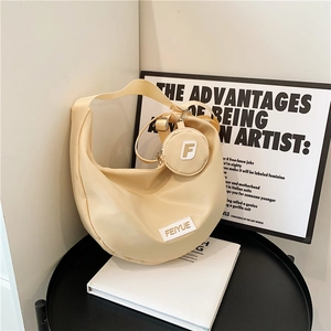 Sac hobo beige minimaliste avec porte-monnaie et étiquette FEIYUE sur présentoir livre