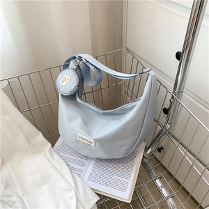Sac croissant en nylon bleu clair avec petite pochette ronde pour usage quotidien