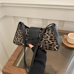 Elegante Schultertasche mit Leopardenmuster, schwarzer Lederschleife und Griff