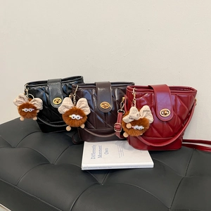 Sac Seau Femme Mode Cuir PU Brillant Matelassé Avec Pendentif En Peluche Et Fermoir Rotatif Sac À Bandoulière Main