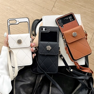 Funda de cuero acolchada con hebilla de camelia y correa de hombro tipo billetera