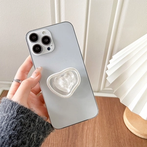 Support de téléphone extensible en forme de cœur transparent sur un smartphone argenté