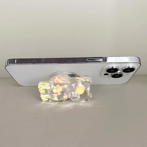 Vista laterale macro di un supporto per cellulare a forma di orso in resina 3D trasparente