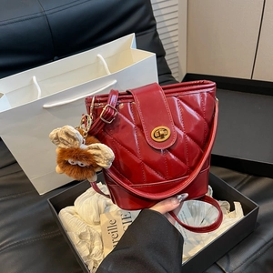 Sac seau en cuir verni rouge avec surpiqûres losanges et charm abeille en peluche