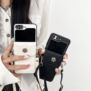 Funda de cuero acolchado con camelia metálica y correa cruzada para Huawei P50
