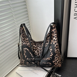 Sac Fourre-tout Vintage Imprimé Léopard Patch Papillon pour Femmes Grande Capacité en Cuir PU à Lacets Sac à Épaule Streetwear