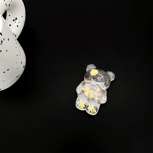Dettaglio supporto telefono a forma di orsetto 3D con fette d'arancia e glitter dorati