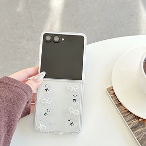 Détail de la coque transparente Samsung Z Flip avec ours 3D et nœud perlé élégant