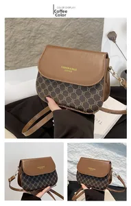 Détail d'un sac besace vintage avec rabat en cuir marron et motif monogramme classique