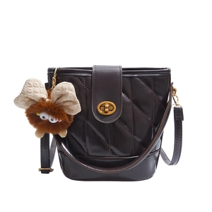 Sac seau matelassé marron foncé avec fermoir doré et breloque petit monstre