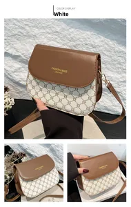Détails du sac besace avec rabat marron, boucle dorée et compartiment interne