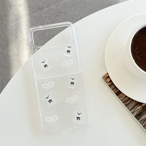 Détail de la coque transparente Galaxy Z Flip avec motif ours et nœud perlé