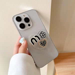Support de téléphone cœur pailleté avec fleur de camélia et motif cœur matelassé