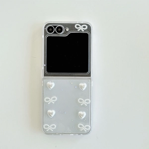 Détail de la coque Galaxy Z Flip avec nœuds en perles, cœurs et paillettes étoilées