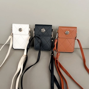 Tres mini bolsos bandolera acolchados en cuero sintético blanco, negro y marrón con cierre de flor