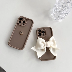 Coque iPhone marron moka avec rose dorée et nœud blanc, étui de protection en silicone mat