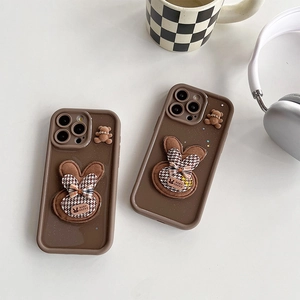 Custodia per iPhone marrone con coniglietti e orsetti in peluche su sfondo minimale