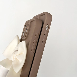 Détails de la coque en silicone marron moka avec grand nœud crème pour iPhone Pro Max