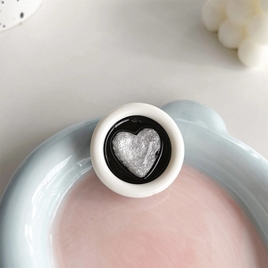 Detail of Korean-style retro round phone grip with a silver textured heart center