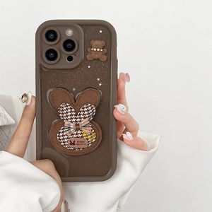 Custodia iPhone marrone con testa di coniglio in peluche, orecchie pied de poule e orsetto