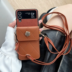 Funda de cuero marrón con correa para Samsung Z Flip y detalle de rosa dorada