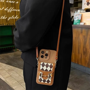 Braune karierte Leder-Brieftaschenhülle mit Trensenschnalle und Umhängeband für iPhone