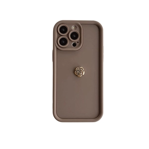 Coque iPhone en silicone marron moka avec un ornement de rose dorée en relief