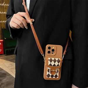 Braune iPhone-Lederhülle zum Umhängen mit gestepptem Kartenfach und Horsebit-Metall-Detail