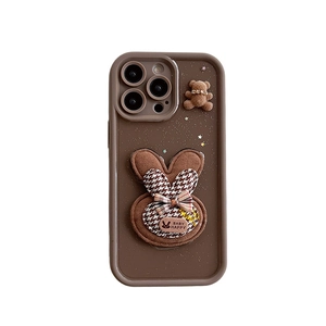 Custodia iPhone marrone con orsetto di peluche e patch coniglio pied-de-poule per iPhone