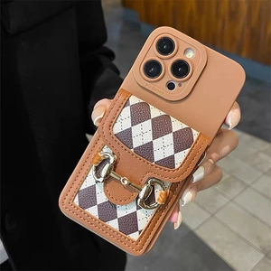 Detail der iPhone Pro Hülle mit karierter Ledertasche und goldener Trensenschnalle
