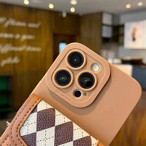 Makro-Detail der Khaki-Karo-Handytasche für iPhone mit schützender Kamera-Abdeckung