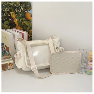 Dettaglio della borsa Ita bianco crema con finestra in PVC e inserto a rete