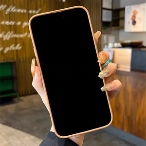 Nahaufnahme der beigen iPhone-Silikonhülle mit Umhängeband und Kartenfach-Brieftasche