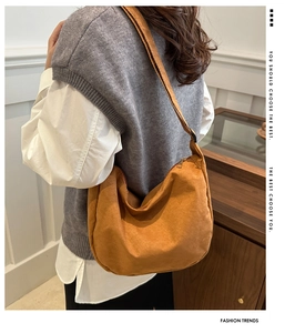 Borsa hobo in pelle scamosciata caramello a spalla con texture morbida e forma a luna