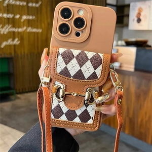 Crossbody iPhone-Hülle mit braunem Schachbrett-Portemonnaie und Gebiss-Detail