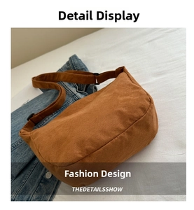 Vista dettagliata della borsa a tracolla marrone opaca con tracolla regolabile su denim