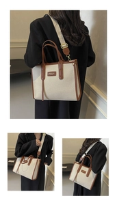 Vue détaillée du sac cabas en toile avec garniture en cuir marron et large bandoulière