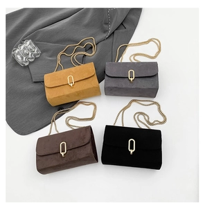 Sacs à bandoulière en jaune, gris, marron et noir avec des boucles en métal doré