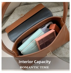 Capacité interne du sac à main marron montrant le rangement du téléphone et maquillage