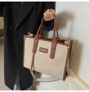 Grand sac cabas en toile avec poignées en cuir marron et large bandoulière réglable