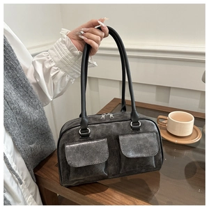 Dettaglio borsa a spalla grigio scuro effetto vintage con doppie tasche e metallo argento