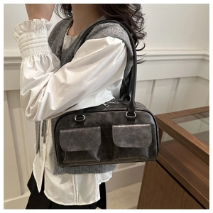 Dettaglio della borsa a tracolla grigio scuro vintage con doppie tasche frontali pratiche