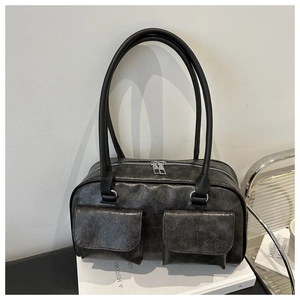 Dettaglio borsa a spalla vintage nera con ecopelle testurizzata e tasche stile cargo